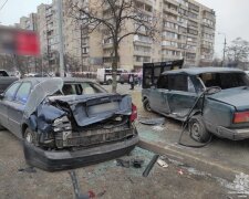 У столиці нетверезий водій "ВАЗ" на "лисій" гумі в'їхав у припарковане авто — двох постраждалих забрала швидка