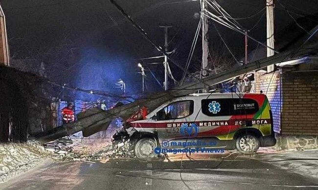 У Софійській Борщагівці швидка повалила стовп та заблокувала виїзд у Київ