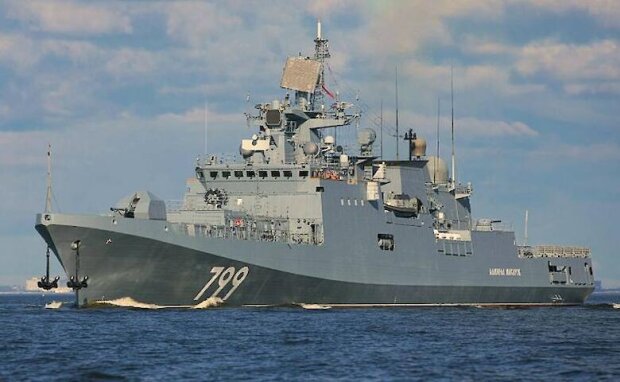 ЗСУ підбили російський корабель “Адмірал Макаров”, він горить біля острова Зміїний