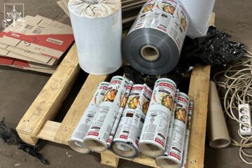 На Київщині виготовляли фальсифіковані брендові каву, локшину, кетчуп