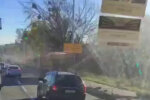 У Києві вранці самоскид "зніс" відбійник в Голосіївському районі