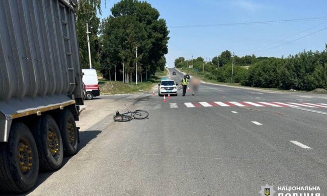 В Київській області вантажівка насмерть збила велосипедиста, який порушив правила перетину дороги