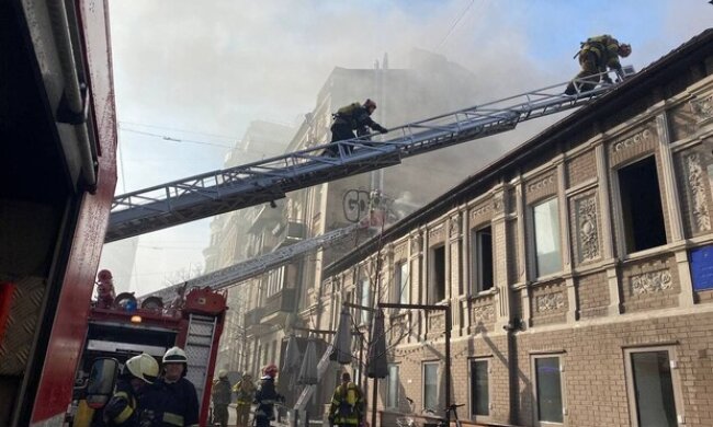 При гасінні пожежі в київському ресторані довелося розбивати дах ломом