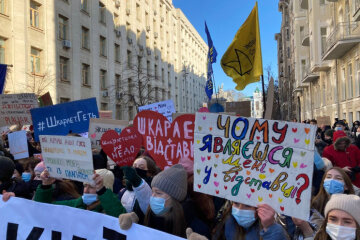 У Києві на Банковій сотні людей вимагають відставки міністра освіти Шкарлета