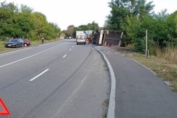 На Київщині перевернулася вантажівка