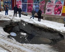 Посеред київської вулиці утворився величезний провал (відео)