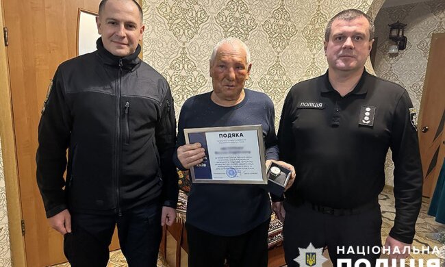 Чоловіку, який у Києві сів у палаючу автівку і врятував інші машини, вручили подяку та іменний годинник