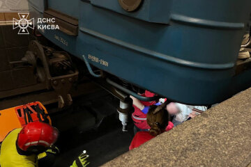 У Києві людина потрапила під потяг на станції "Університет" - ДСНС деблокують потерпілого