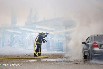 У Києві на заводі загорілася вантажівка: водій отримав численні опіки