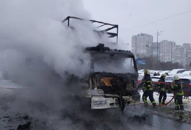 У Києві палаючу вантажівку гасили 15 людей