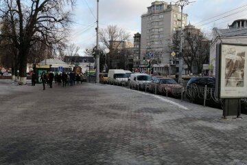 Біля станцій метро Печерська та Арсенальна розігнали вуличних торговців