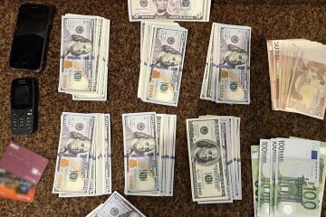 У столиці "накрили" групу шахраїв, що штампували фальшиві свідоцтва про реєстрацію автомобілів