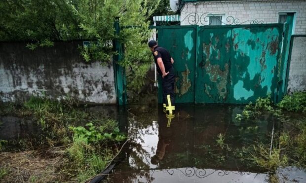 Рятувальники Київщини показали, як відкачують воду з підтоплених приватних домоволодінь