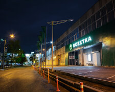 Rozetka закриває свій найбільший офлайн-магазин у Києві на Степана Бандери, поруч з "Почайною"