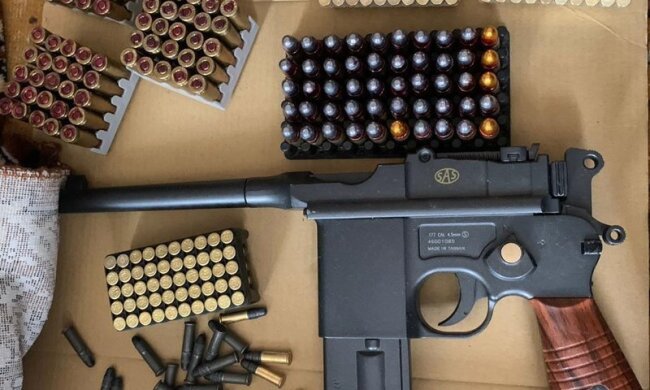 В Києві вилучили арсенал зброї та ліквідували цех з її виготовлення