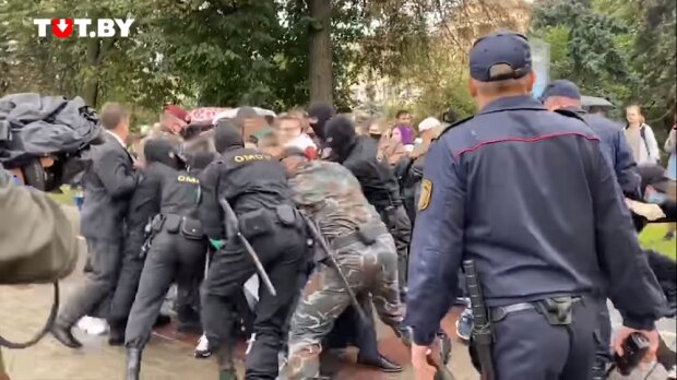 Масовий марш студентів у Мінську жорстко розігнали силовики, є затримані (відео)