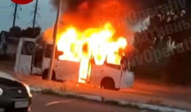 На столичній Троєщині поблизу кладовища спалахнула маршрутка з пасажирами (відео)