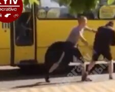 Хто перший: в Києві побились водії маршруток (відео)