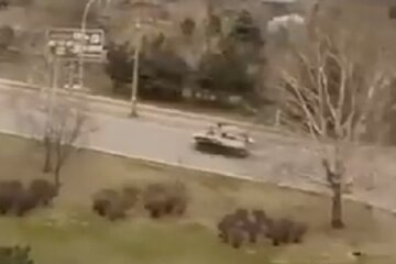 Російська колона рухається Херсоном. Є випадки взяття окупантами заручників з цивільних людей (відео)