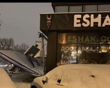 Через сніг в київському ресторані впав дах тераси