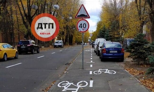 “Велодоріжка року” з’явилася у Києві – на тротуарі, заставленому авто