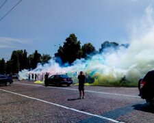 Палять фаєри та підривають петарди: що відбувається під Печерським судом