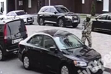 Під Києвом невідомий обстріляв авто з дитиною в салоні, є поранений (відео)