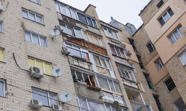 У Вишневому на Київщині без тимчасового захисту лишаються 10% вікон, які вибило ракетним ударом 2 січня
