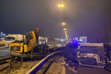 Під Києвом зіткнулися вантажівка та евакуатор: є постраждалі, рух перекрито