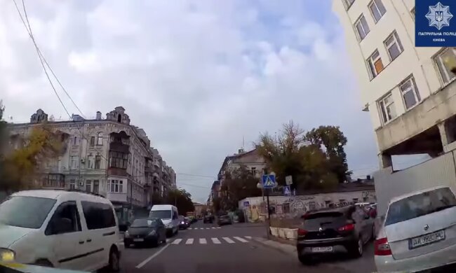 водійка Ford врізалась в авто патрульних