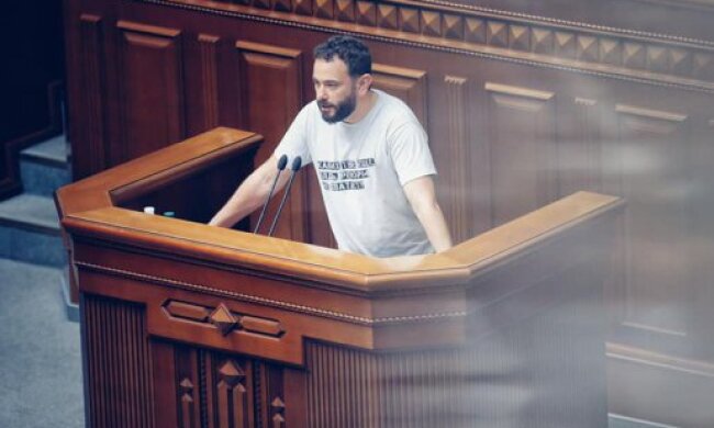 Російською мовою і з матюками: “слуга народу” вирядився у провокаційну футболку
