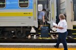 Для швидкої евакуації: Укрзалізниця обладнала сотні вагонів додатковими сходинками