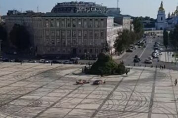 У Києві Софіївську площу перетворили на майданчик для дрифту, дорога чорна від шин