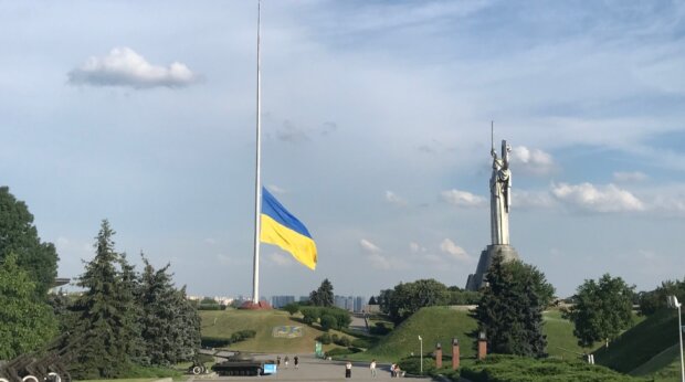 У Києві сьогодні приспустят головний прапор країни