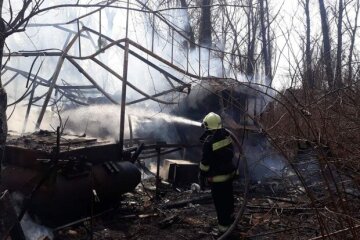 У Києві загорілися плавучі дачі