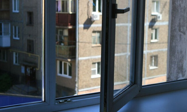 Житель Дніпровського району розбився при падінні з вікна