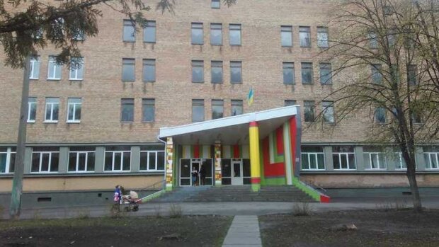 У Києві учень 4 класу приніс на уроки отруйну речовину: всім стало зле
