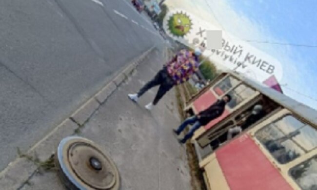 У Києві у трамвая на ходу відвалилося колесо