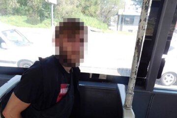 Жбурнув камінь у тролейбус та поранив жінку: в Києві затримали зухвалого зацепера (фото)