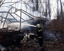 У Києві загорілися плавучі дачі