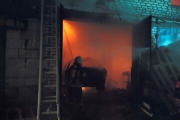 На Троєщині горіли двоповерхові гаражі у гаражному кооперативі, є загиблий