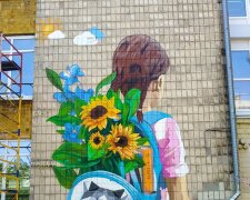 Дівчина із соняшниками: школу в центрі Києва прикрасив новий мурал (фото)