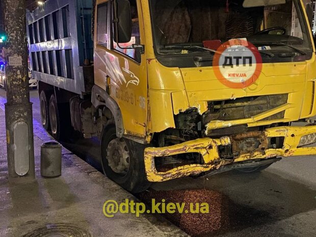 У Києві у вантажівки відмовили гальма, вона знесла паркан (відео)