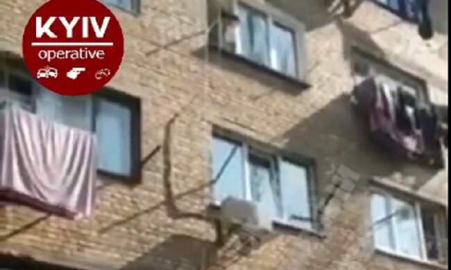 На Сімферопольскій у Києві рятували дитину, яка гуляла підвіконням (відео)
