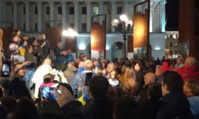 “Зеленського геть” – на Майдані мітингують проти формули Штайнмаєра