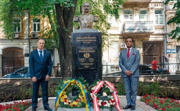 У Шевченківському районі відкрили пам’ятник Великому маршалу Перу