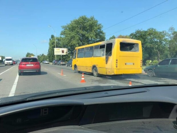 У Києві на “Лісовій” на ходу загорілася маршрутка. Відео