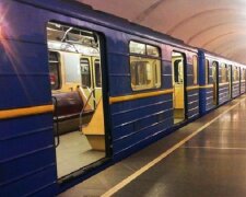 У Києві під потяг потрапив зачепер