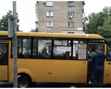 У Києві водій маршрутки грав у “стрілялки” за кермом (відео)