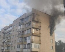 Окупанти обстріляли дев’ятиповерхівку в Бучі під Києвом, будинок горить (відео)